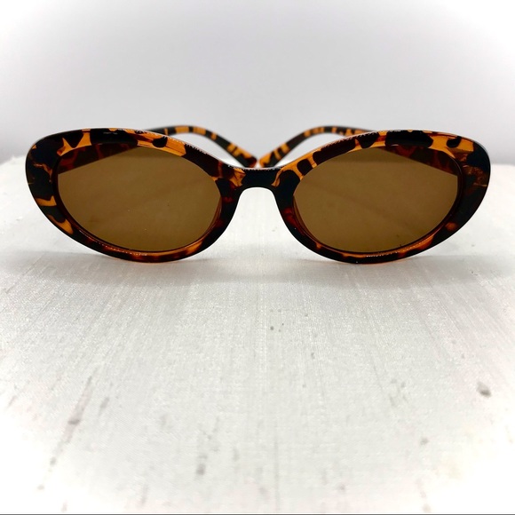 Oval Sunglasses in Tortoise - Picture 4 of 7